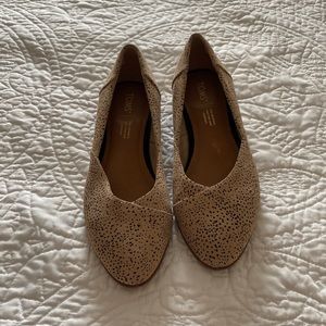 Toms flats size 7. Fit more like a 6.5.